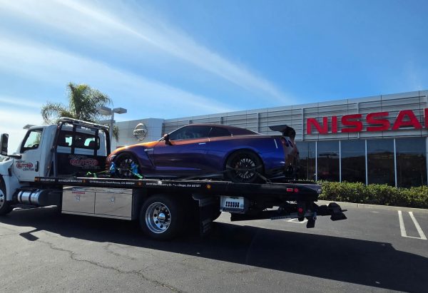 Pacific Autow Center flatbed tow truck in San Diego